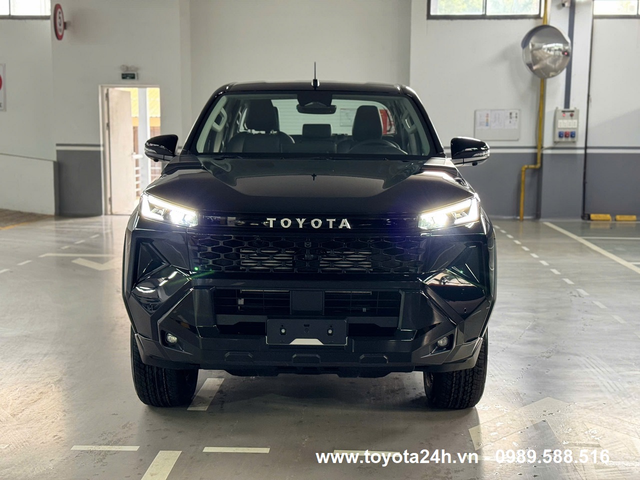 toyota-hilux-2.8AT-4x4-2026-mau-den